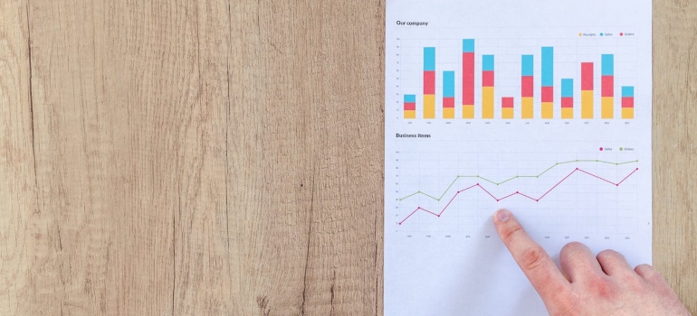 čovek prstom pokazuje na papir