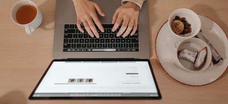 žena koristi svoj laptop