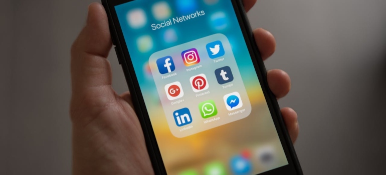 čovek drži mobilni telefon