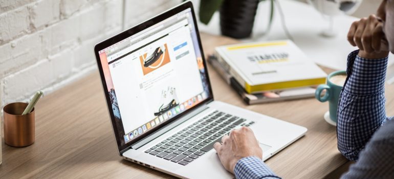 Person scrolling down a website.