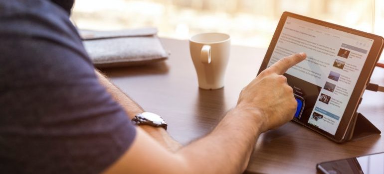 man browsing ideas on advertsing business via LinkedIn Live