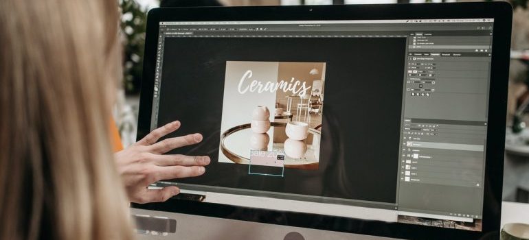 Person optimizing image for zero-click snippet