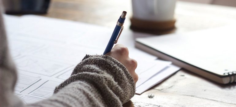 Person writing gues post article for SEO.