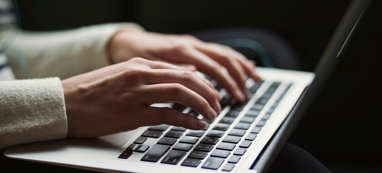 SEO specialist using blogging to build backlinks.