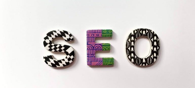 A sign that says SEO.