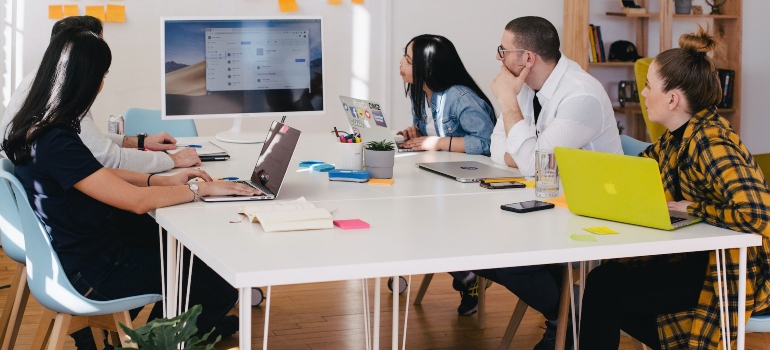 SEO experts sitting at a table and having a meeting