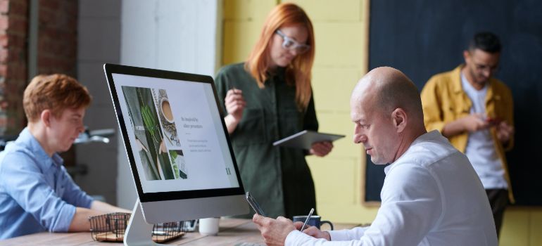 people utilizing the benefits of content marketing