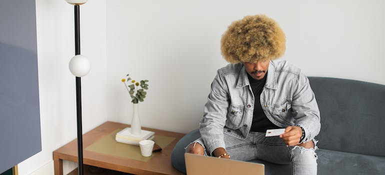 A person purchasing online after reading customer reviews