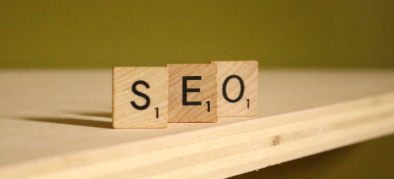 Wooden Scrabble tiles spelling out "SEO," representing the focus on SEO for niche markets.