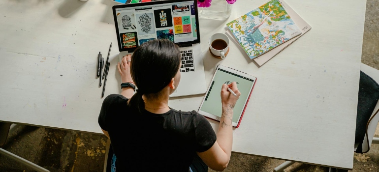 a girl designing a website and sticking to SEO for Psychologist tips 