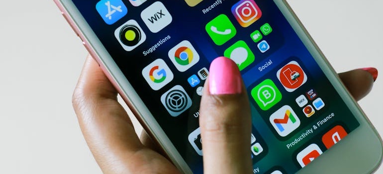 A person using the top social media platforms in Dubai