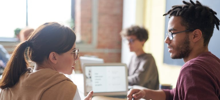 Two marketing team members discussing their SEO checklist for aesthetic clinics.