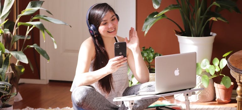 A smiling person joining a group video call through on of the best mobile apps and platforms for mental health services