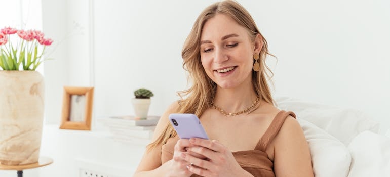 A person using their smartphone to look for aesthetic clinics