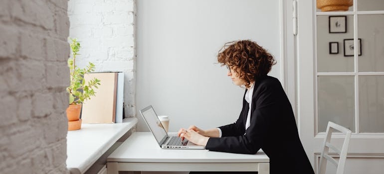 A marketing expert responding to reviews after learning about social media boundaries in healthcare