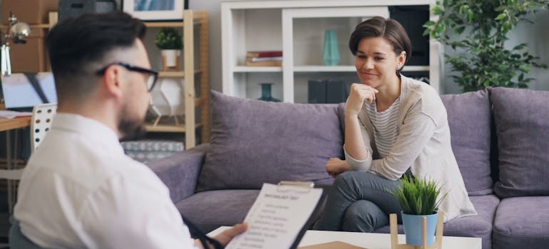 A patient talking to a therapist who uses the best addiction treatment keywords for Google Ads