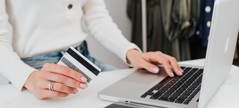 A person making an onlince purchase after checking reliable sites for business reviews in the US